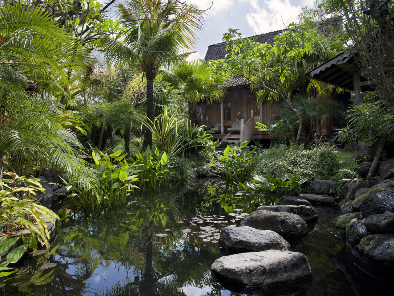 02-Villa-Radha-Entrance-pond-1280x960.jpg