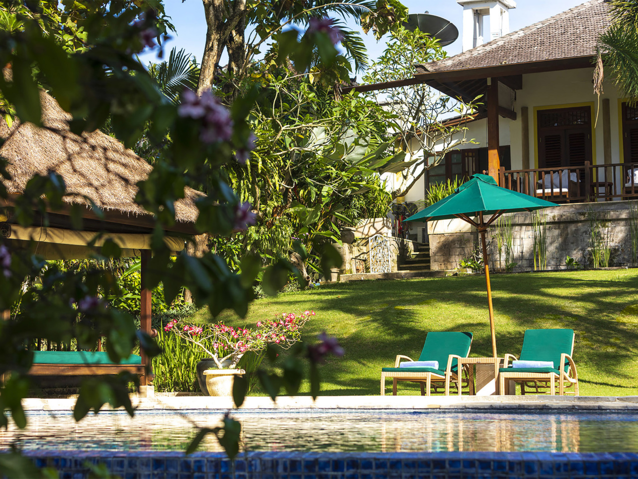 Villa-Mako-Loungers-by-the-pool-1280x960.jpg